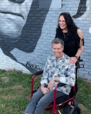 Mary Beougher never left the hand of Randy Travis when he was going through lows